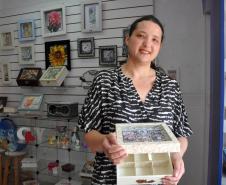 A artesã ISIANNE MARKS BRITO DOS SANTOS, dona da empresa Fonte da Arte, no bairro Cajuru, em Curitiba, que está contratando uma financiamento de microcrédito com a Fomento Paraná. Curitiba 28/11/2016.