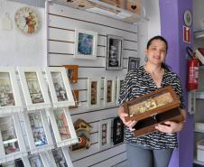 A artesã ISIANNE MARKS BRITO DOS SANTOS, dona da empresa Fonte da Arte, no bairro Cajuru, em Curitiba, que está contratando uma financiamento de microcrédito com a Fomento Paraná. Curitiba 28/11/2016.
