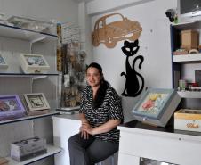 A artesã ISIANNE MARKS BRITO DOS SANTOS, dona da empresa Fonte da Arte, no bairro Cajuru, em Curitiba, que está contratando uma financiamento de microcrédito com a Fomento Paraná. Curitiba 28/11/2016.