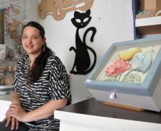 A artesã ISIANNE MARKS BRITO DOS SANTOS, dona da empresa Fonte da Arte, no bairro Cajuru, em Curitiba, que está contratando uma financiamento de microcrédito com a Fomento Paraná. Curitiba 28/11/2016.