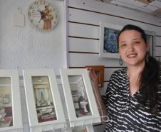 A artesã ISIANNE MARKS BRITO DOS SANTOS, dona da empresa Fonte da Arte, no bairro Cajuru, em Curitiba, que está contratando uma financiamento de microcrédito com a Fomento Paraná. Curitiba 28/11/2016.