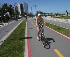 A ciclista Patricia Dalpicolo de Oliveira, de Curitiba, que costuma passar o verão em Caiobá, aprova as obras de revitalização da avenida Atlântica.