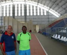 Também financiada pela Fomento Paraná, a restauração do Ginásio de Esportes Vicente Gurski, mais conhecido como “Cascatão”, foi concluída em setembro. Na imagem, o administrador da agora chamada Arena Vicente Gurski, Odair Pereira, e o professor de educação física Marcos Roberto Cruz. Segundo eles, agora os moradores locais possuem um espaço adequado para a prática de atividades físicas.