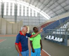 Também financiada pela Fomento Paraná, a restauração do Ginásio de Esportes Vicente Gurski, mais conhecido como “Cascatão”, foi concluída em setembro. Na imagem, o administrador da agora chamada Arena Vicente Gurski, Odair Pereira, e o professor de educação física Marcos Roberto Cruz. Segundo eles, agora os moradores locais possuem um espaço adequado para a prática de atividades físicas.