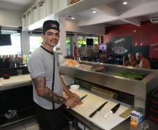 “A obra ficou bem feita. Bem iluminada a praia, a nova ciclovia. Tem bastante gente e aumentou o fluxo de clientes”, diz o sushiman Luciano Fernandes, do restaurante Nosso Japa.
