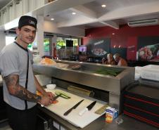 “A obra ficou bem feita. Bem iluminada a praia, a nova ciclovia. Tem bastante gente e aumentou o fluxo de clientes”, diz o sushiman Luciano Fernandes, do restaurante Nosso Japa.