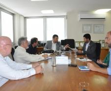 O prefeito de Conselheiro Mairinck, Alex Sandro Pereira, e o assessor parlamentar Adriano Coral, foram recebidos na Fomento Paraná nesta quarta, 8/2. Eles buscavam informações sobre financiamento para recuperar estragos provocados por um temporal que atingiu a cidade no final de janeiro e levou à decretação de estado de emergência.