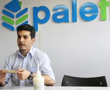 A microempresa curitibana de biotecnologia Novelty Partners produz um adesivo antiderrapante para embalagens da indústria. O produto, denominado palefix, que foi idealizado pelo empreendedor Danniel Salomão (foto), e seus sócios há dez anos, está revolucionando o transporte e deslocamento em armazéns e estoques industriais. 