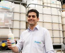 A microempresa curitibana de biotecnologia Novelty Partners produz um adesivo antiderrapante para embalagens da indústria. O produto, denominado palefix, que foi idealizado pelo empreendedor Danniel Salomão (foto), e seus sócios há dez anos, está revolucionando o transporte e deslocamento em armazéns e estoques industriais. 
