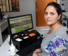 A microempresa curitibana de biotecnologia Novelty Partners produz um adesivo antiderrapante para embalagens da indústria. O produto, denominado palefix, que foi idealizado pelo empreendedor Danniel Salomão e seus sócios há dez anos, está revolucionando o transporte e deslocamento em armazéns e estoques industriais.  Na foto, a coordenadora administrativa Milena Stival.
