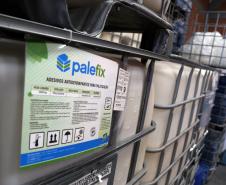 A microempresa curitibana de biotecnologia Novelty Partners produz um adesivo antiderrapante para embalagens da indústria. O produto, denominado palefix, que foi idealizado pelo empreendedor Danniel Salomão e seus sócios há dez anos, está revolucionando o transporte e deslocamento em armazéns e estoques industriais. 