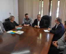 O presidente da Fomento Paraná, Juraci Barbosa, e o diretor de Operações do Setor Público, Omar Sabbag Filho, reuniram-se com o prefeito de Campo Largo, Marcelo Puppi, nesta quinta (17/2), para falar sobre novos financiamentos para apoiar empreendedores privados do município, bem como para obras públicas. 