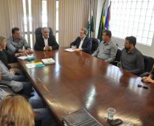 O presidente da Fomento Paraná, Juraci Barbosa, e o diretor de Operações do Setor Público, Omar Sabbag Filho, reuniram-se com o prefeito de Campo Largo, Marcelo Puppi, nesta quinta (17/2), para falar sobre novos financiamentos para apoiar empreendedores privados do município, bem como para obras públicas. 