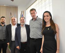 O presidente da Fomento Paraná, Juraci Barbosa, e o diretor de Operações do Setor Público, Omar Sabbag Filho, reuniram-se com o prefeito de Campo Largo, Marcelo Puppi, nesta quinta (17/2), para falar sobre novos financiamentos para apoiar empreendedores privados do município, bem como para obras públicas. 
Na imagem o presidente da ACICLA, Juliano Toppel, com os agentes de crédito João Ricardo Martins e Eliane Danescki, com o prefeito Marcelo Puppi e Juraci Barbosa.