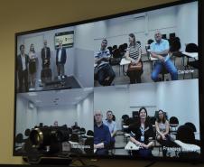 O presidente da Fomento Paraná, Juraci Barbosa, esteve no Departamento de Trânsito do Paraná (Detran), nesta quinta (23), para conhecer e testar o Sistema de Videoconferência da autarquia, que permite a transmissão de cursos, palestras e treinamentos para entidades do Governo e da Sociedade.