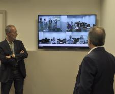 O presidente da Fomento Paraná, Juraci Barbosa, esteve no Departamento de Trânsito do Paraná (Detran), nesta quinta (23), para conhecer e testar o Sistema de Videoconferência da autarquia, que permite a transmissão de cursos, palestras e treinamentos para entidades do Governo e da Sociedade.