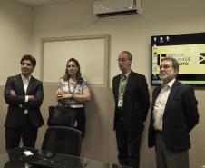 O presidente da Fomento Paraná, Juraci Barbosa, esteve no Departamento de Trânsito do Paraná (Detran), nesta quinta (23), para conhecer e testar o Sistema de Videoconferência da autarquia, que permite a transmissão de cursos, palestras e treinamentos para entidades do Governo e da Sociedade.