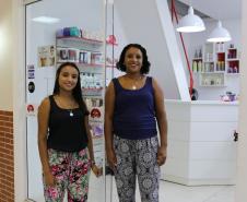 Monique dos Santos e a mãe, Sandra dos Santos, compartilhavam um sonho de ter um negócio próprio. Elas planejaram, se organizaram, foram ao Sebrae/PR em busca de uma consultoria e abriram a loja "Ai que tudo, guria", que vende cosméticos e produtos de higiene em uma galeria comercial na praça Osório, no centro de Curitiba.