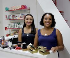 Monique dos Santos e a mãe, Sandra dos Santos, compartilhavam um sonho de ter um negócio próprio. Elas planejaram, se organizaram, foram ao Sebrae/PR em busca de uma consultoria e abriram a loja "Ai que tudo, guria", que vende cosméticos e produtos de higiene em uma galeria comercial na praça Osório, no centro de Curitiba.