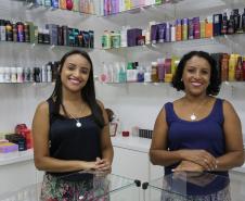 Monique dos Santos e a mãe, Sandra dos Santos, compartilhavam um sonho de ter um negócio próprio. Elas planejaram, se organizaram, foram ao Sebrae/PR em busca de uma consultoria e abriram a loja "Ai que tudo, guria", que vende cosméticos e produtos de higiene em uma galeria comercial na praça Osório, no centro de Curitiba.