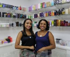 Monique dos Santos e a mãe, Sandra dos Santos, compartilhavam um sonho de ter um negócio próprio. Elas planejaram, se organizaram, foram ao Sebrae/PR em busca de uma consultoria e abriram a loja "Ai que tudo, guria", que vende cosméticos e produtos de higiene em uma galeria comercial na praça Osório, no centro de Curitiba.