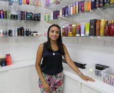 Monique dos Santos e a mãe, Sandra dos Santos, compartilhavam um sonho de ter um negócio próprio. Elas planejaram, se organizaram, foram ao Sebrae/PR em busca de uma consultoria e abriram a loja "Ai que tudo, guria", que vende cosméticos e produtos de higiene em uma galeria comercial na praça Osório, no centro de Curitiba.