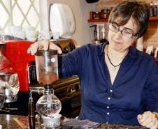 A paixão pelo café fez de Cristina Maulaz uma empreendedora modelo, que se dedicou à capacitação e ao conhecimento do mercado por 15 anos. Ela idealizou O Armazém Café, hoje um estiloso estabelecimento comercial que marca a paisagem da Rua Belo Horizonte, na área central de Londrina.