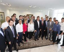 O governador Beto Richa recebeu nesta segunda-feira (13), no Palácio Iguaçu, em Curitiba, 24 prefeitos de diferentes regiões do Paraná. Os representantes dos municípios vieram à capital solicitar autorizações para pedido de financiamento junto ao Governo do Estado.Curitiba, 13-03-17.Foto: Arnaldo Alves / ANPr.