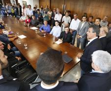 O governador Beto Richa recebeu nesta segunda-feira (13), no Palácio Iguaçu, em Curitiba, 24 prefeitos de diferentes regiões do Paraná. Os representantes dos municípios vieram à capital solicitar autorizações para pedido de financiamento junto ao Governo do Estado.Curitiba, 13-03-17.Foto: Arnaldo Alves / ANPr.