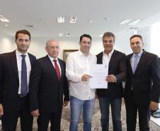 O governador Beto Richa recebeu nesta segunda-feira (13), no Palácio Iguaçu, em Curitiba, 24 prefeitos de diferentes regiões do Paraná. Os representantes dos municípios vieram à capital solicitar autorizações para pedido de financiamento junto ao Governo do Estado.Curitiba, 13-03-17.Foto: Arnaldo Alves / ANPr.