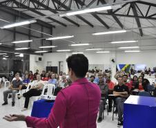 A aula inaugural da capacitação aconteceu na noite da última quarta-feira (15) no Centro de Empreendedorismo e Artesanato de Pinhais (Ceart)