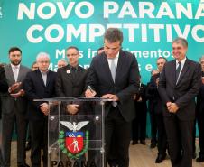 O governador Beto Richa assinou nesta quinta-feira (16) em evento no Palácio Iguaçu o decreto que estabelece as novas regras do programa, que passa a incluir mais segmentos, como e-commerce, comércio atacadista e varejista, e a permitir a utilização de créditos de ICMS para investimentos. Curitiba,16/03/2017 Foto: Jaelson Lucas / ANPr