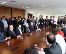 O governador Beto Richa aprovou nesta segunda-feira (20), durante reunião com prefeitos no Palácio Iguaçu, pedidos de financiamento de 72 municípios. São R$ 55,85 milhões  que devem ser liberados pelo Sistema de Financiamento aos Municípios (SFM).foto Orlando Kissner/ANPr.20/03/2017