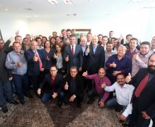 O governador Beto Richa aprovou nesta segunda-feira (20), durante reunião com prefeitos no Palácio Iguaçu, pedidos de financiamento de 72 municípios. São R$ 55,85 milhões  que devem ser liberados pelo Sistema de Financiamento aos Municípios (SFM).foto Orlando KissnerAnpr.20/03/2017
