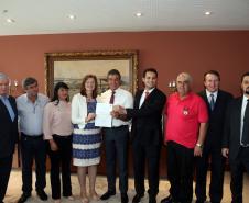 O governador Beto Richa aprovou nesta segunda-feira (20), durante reunião com prefeitos no Palácio Iguaçu, pedidos de financiamento de 72 municípios. São R$ 55,85 milhões  que devem ser liberados pelo Sistema de Financiamento aos Municípios (SFM).foto Orlando Kissner/ANPr.20/03/2017