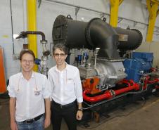 Rodrigo Duarte e Silvio Dalmolin, sócios da Solidda Energia, fabricante de  turbinas a vapor a partir de biomassa. Crédito da Fomento Paraná ajudou no desenvolvimento do projeto das turbinas.
Foto: Arnaldo Alves / ANPr.