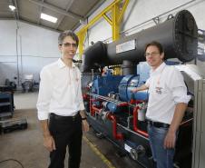 Rodrigo Duarte e Silvio Dalmolin, sócios da Solidda Energia, fabricante de  turbinas a vapor a partir de biomassa. Crédito da Fomento Paraná ajudou no desenvolvimento do projeto das turbinas.
Foto: Arnaldo Alves / ANPr.
