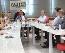 O presidente da Fomento Paraná Juraci Barbosa Sobrinho realizou na sexta-feira (24) uma visita técnica a Toledo. Pela manhã esteve reunido com a administração municipal, depois vistoriou os investimentos no município e também no setor privado. Também se reuniu com a Associação Comercial e Empresarial (Acit) para divulgar algumas linhas de créditos. Durante sua passagem, o representante enalteceu o crescimento e fortalecimento da instituição.