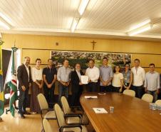 O presidente da Fomento Paraná Juraci Barbosa Sobrinho realizou na sexta-feira (24) uma visita técnica a Toledo. Pela manhã esteve reunido com a administração municipal, depois vistoriou os investimentos no município e também no setor privado. Também se reuniu com a Associação Comercial e Empresarial (Acit) para divulgar algumas linhas de créditos. Durante sua passagem, o representante enalteceu o crescimento e fortalecimento da instituição.