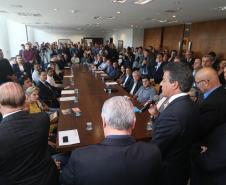 Prefeitos de 46 municípios, de diferentes regiões do Paraná, reuniram-se nesta quarta-feira (29) com o governador Beto Richa para solicitar autorização a pedidos de financiamentos, junto ao Governo do Estado, para investimentos nas cidades. No encontro, realizado no Palácio Iguaçu, em Curitiba, o governador autorizou o início dos trâmites. Somados, os projetos das prefeituras somam R$ 44,9 milhões. O crédito é da Fomento Paraná, pela linha Sistema de Financiamento dos Municípios (SFM). 