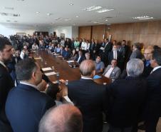 Prefeitos de 46 municípios, de diferentes regiões do Paraná, reuniram-se nesta quarta-feira (29) com o governador Beto Richa para solicitar autorização a pedidos de financiamentos, junto ao Governo do Estado, para investimentos nas cidades. No encontro, realizado no Palácio Iguaçu, em Curitiba, o governador autorizou o início dos trâmites. Somados, os projetos das prefeituras somam R$ 44,9 milhões. O crédito é da Fomento Paraná, pela linha Sistema de Financiamento dos Municípios (SFM).