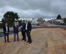 Juraci Barbosa, o prefeito Toninho, o deputado estadual Francisco Buhrer e o vice-prefeito e secretário de obras Thiago Buhrer, em vistoria a obras na Avenida Rui Barbosa, em São José dos Pinhais, que receberam financiamento do Governo do Estado, por meio da Fomento Paraná.