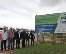 Juraci Barbosa, o prefeito Toninho, o deputado estadual Francisco Buhrer e o vice-prefeito e secretário de obras Thiago Buhrer, em vistoria a obras na Avenida Rui Barbosa, em São José dos Pinhais, que receberam financiamento do Governo do Estado, por meio da Fomento Paraná.