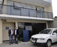 Juraci Barbosa e o prefeito Toninho na Secretaria do Trabalhador, onde funciona a Sala do Empreendedor, em parceria com a Fomento Paraná.