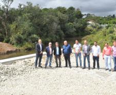 Juraci Barbosa, o prefeito Toninho, o deputado estadual Francisco Buhrer e o vice-prefeito e secretário de obras Thiago Buhrer, em vistoria a obras na rua Marechal Hermes, em São José dos Pinhais, que receberam financiamento de recursos do FGTS, por meio da Fomento Paraná.