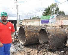 O motorista operador Cleverson Santos, que está feliz com as obras da Rua Marechal Hermes, onde tem salário maior, porque precisa fazer muitas horas extras.