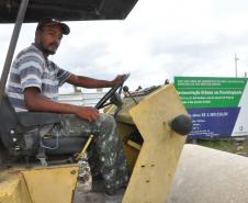 Motorista de rolo compressor Fernanco Duarte em obra de pavimentação com paralelepipedos. 