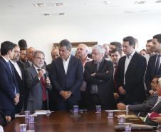 O governador Beto Richa recebeu no Palácio Iguaçu, prefeitos de 65 municípios, de diferentes regiões do Paraná para solicitar autorização a pedidos de financiamentos, junto ao Governo do Estado, para investimentos nas cidades. O crédito para as obras é da Fomento Paraná, pela linha Sistema de Financiamento dos Municípios (SFM). 