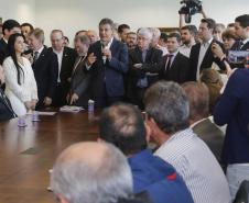 O governador Beto Richa recebeu no Palácio Iguaçu, prefeitos de 65 municípios, de diferentes regiões do Paraná para solicitar autorização a pedidos de financiamentos, junto ao Governo do Estado, para investimentos nas cidades. O crédito para as obras é da Fomento Paraná, pela linha Sistema de Financiamento dos Municípios (SFM).