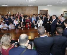 O governador Beto Richa recebeu no Palácio Iguaçu, prefeitos de 65 municípios, de diferentes regiões do Paraná para solicitar autorização a pedidos de financiamentos, junto ao Governo do Estado, para investimentos nas cidades. O crédito para as obras é da Fomento Paraná, pela linha Sistema de Financiamento dos Municípios (SFM).